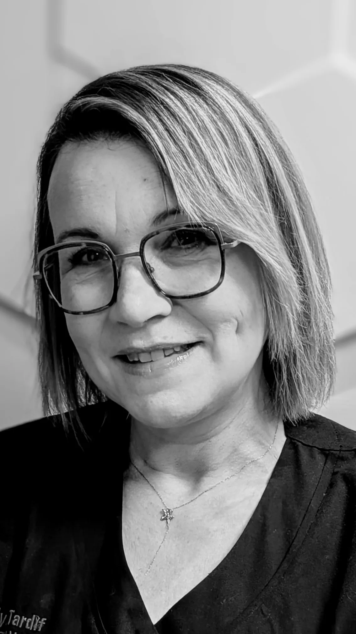 Orthopédiste-orthésiste diplômée d’État spécialisée en contention médicale, accompagnant une patiente dans un parcours de soins personnalisé