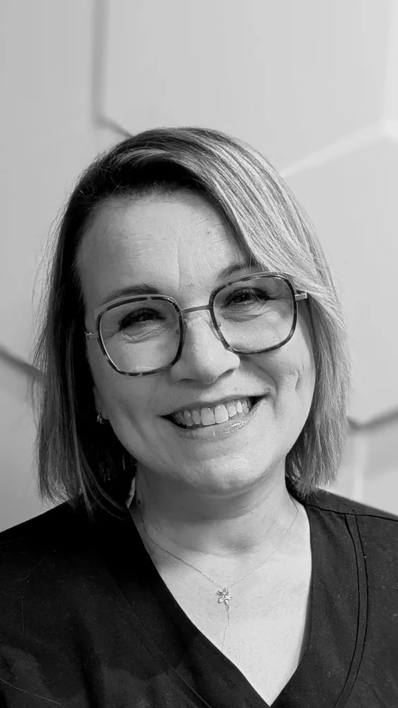 Orthopédiste-orthésiste diplômée d’État, spécialisée en contention médicale sur mesure, accueillant une patiente avec écoute et bienveillance